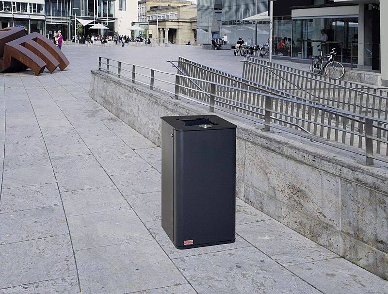 Detail: Einwurföffnung und Ascher