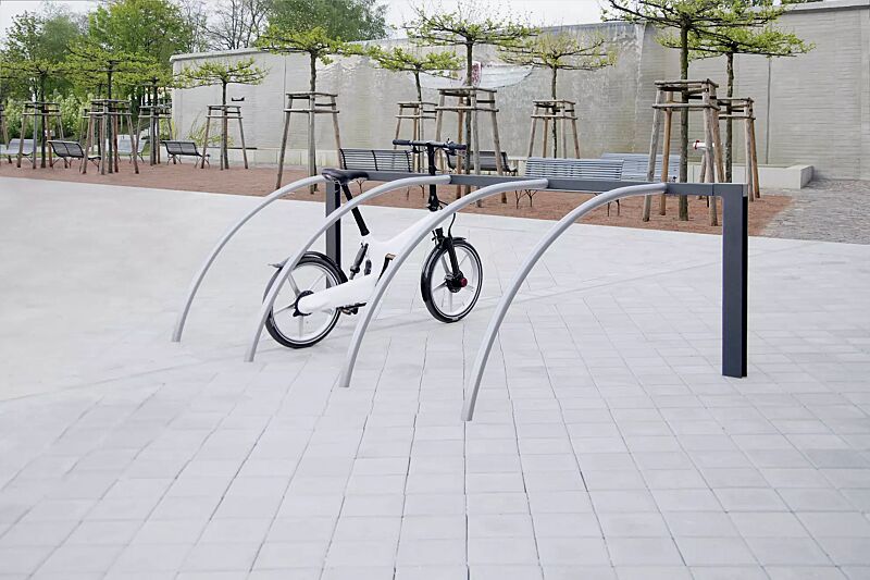 Anlehnbügel UNIT, 4 Stellplätze, Stützen in RAL 7016 anthrazitgrau und Bügel in RAL 9006 weißaluminium