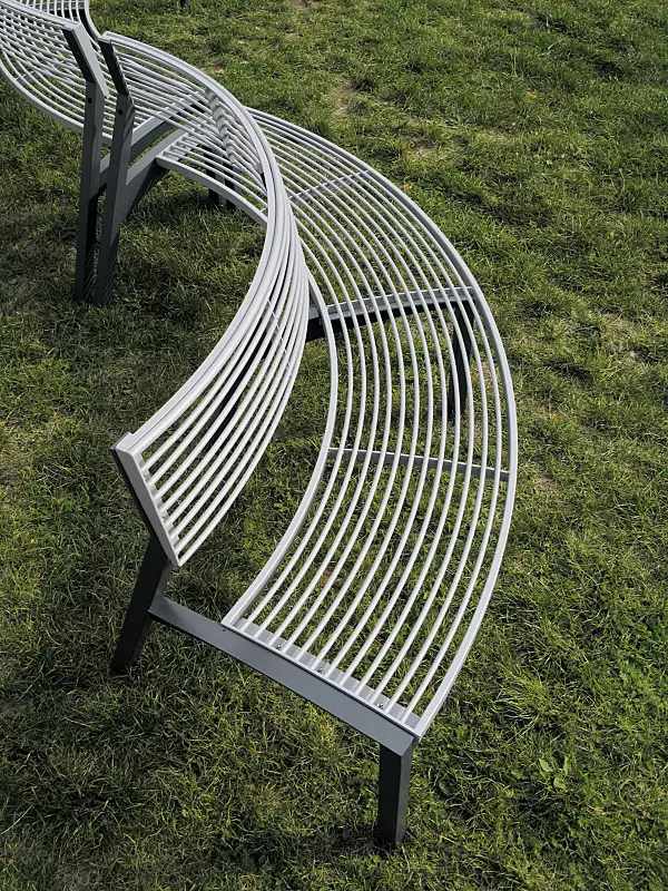 Sitzbank VERA mit Rückenlehne, gebogen, mit Rundstahlauflage in RAL 9006 weißaluminium, Stahlteile in RAL 7016 anthrazitgrau (zweifarbig auf Anfrage)