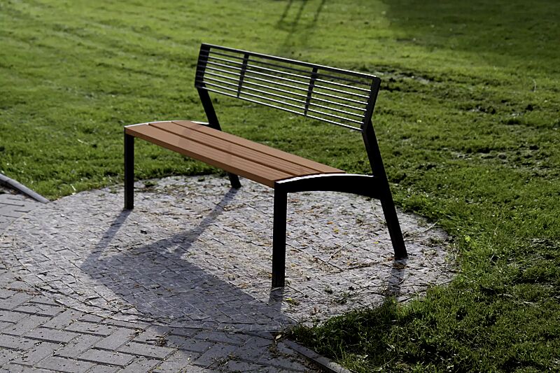 Sitzbank VERA mit Rückenlehne aus Rundstahl, Sitzfläche mit Jatobaholzbelattung, Stahlteile in RAL 9005 tiefschwarz