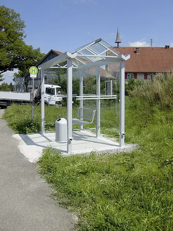 Wartehalle WAAGE, Dachbreite x Dachtiefe 3400 mm x 1765 mm, Sitzbank SESTO und Abfallbehälter DERBY, Rück- / Seitenwände mit Siebdruckstreifen, Stahlkonstruktion in RAL 9006 weißaluminium  Wartehalle WAAGE Dachbreite x Dachtiefe 3400 mm x 1765 mm, Stah...