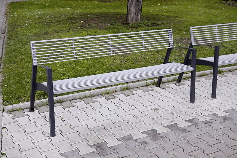 Sitzbank VERA mit Rückenlehne und Armlehnen, mit Rundstahlauflage in RAL 9006 weißaluminium, Stahlteile in RAL 7016 anthrazitgrau (zweifarbig auf Anfrage)