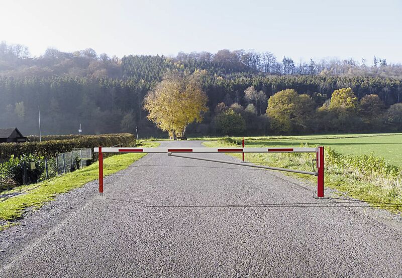 Wegesperre FLEN zum Aufdübeln, mit Diagonalstrebe und zwei höhenverstellbaren Auflagestützen, Sperrbreite 4,5 m