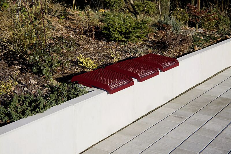 Mauerauflage LINUS ohne Rückenlehne, Einzelsitz, in RAL 3005 weinrot