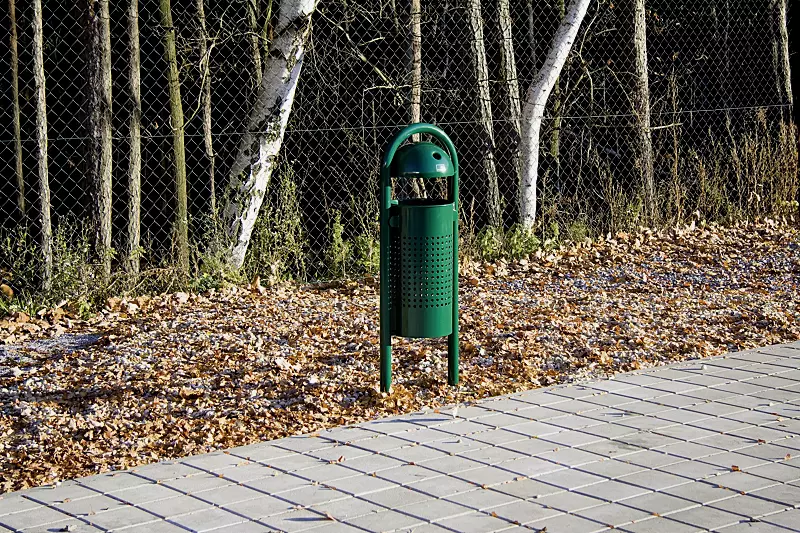 Abfallbehälter WOLVERTON mit Ascher, mit Lochoptik, zum Einbetonieren, in RAL 6005 moosgrün