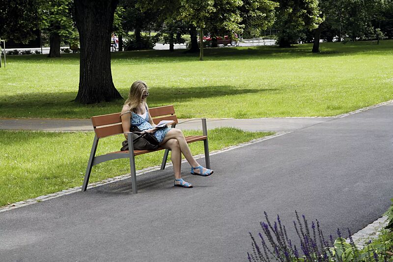 Sitzbank VERA mit Rückenlehne und Armlehnen, mit Jatobaholzbelattung, Stahlteile in DB 703 eisenglimmer