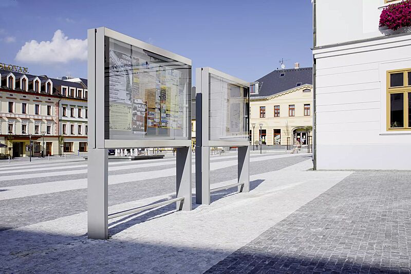 Schaukasten C-LIGHT IF mit Rechteckrohrständern zum Aufdübeln, doppelseitig, in RAL 9006 weißaluminium