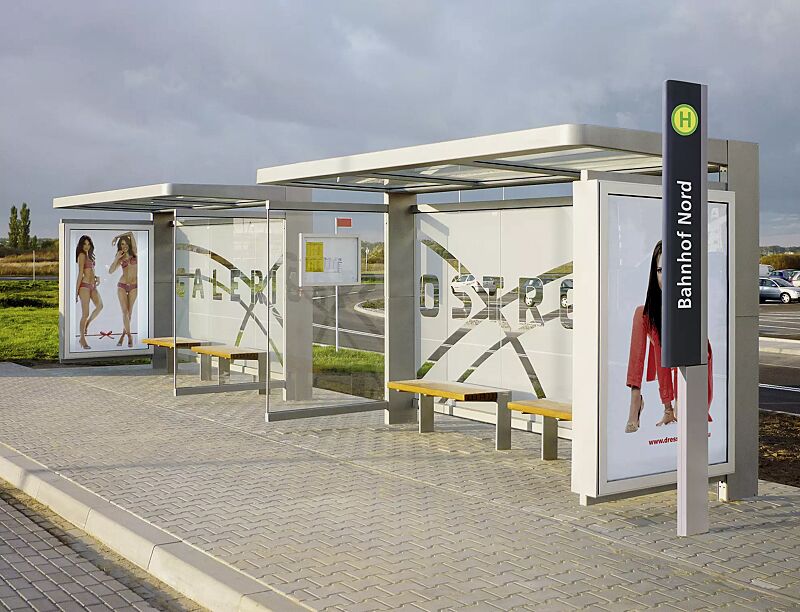 Wartehalle PURE, 2 Stück Dachbreite x Dachtiefe 4000 mm x 1800 mm, mit Rück- und Seitenwänden, Werbevitrine CITY LIGHT, Schaukasten CHIOS, Sitzbänke PURE, 2-Sitzer sowie Haltestellen-Informationssystem PURE, Stahlkonstruktion in RAL 9007 graualuminium
