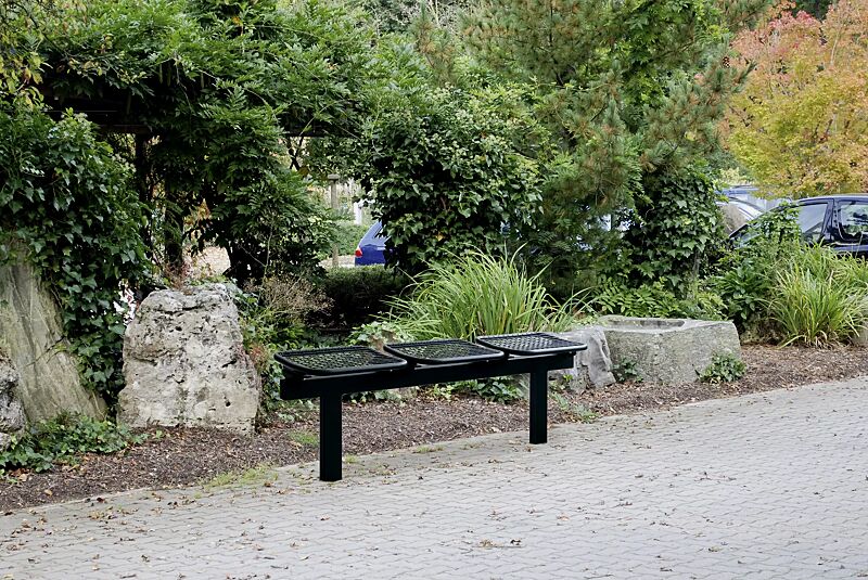 Drahtgittersitz TARVIS, 3-Sitzer zum Einbetonieren, in RAL 9005 tiefschwarz