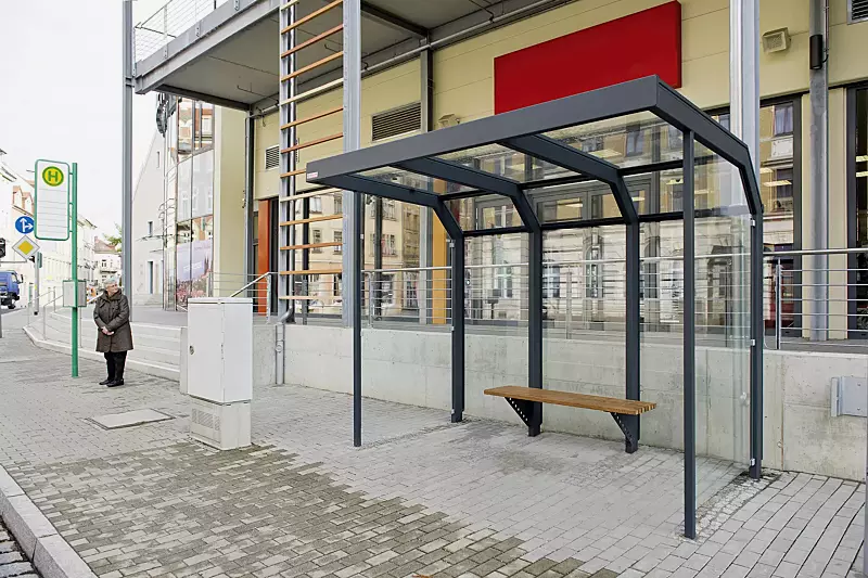 Wartehalle SATURN Dachbreite x Dachtiefe 3060 mm x 2000 mm, inkl. Rück- / Seitenwände ESG, Klarglas, Dacheindeckung VSG, Klarglas, Stahlkonstruktion feuerverzinkt und pulverbeschichtet in RAL 7016 anthrazitgrauWartehalle SATURN Dachbreite x Dachtiefe 3...