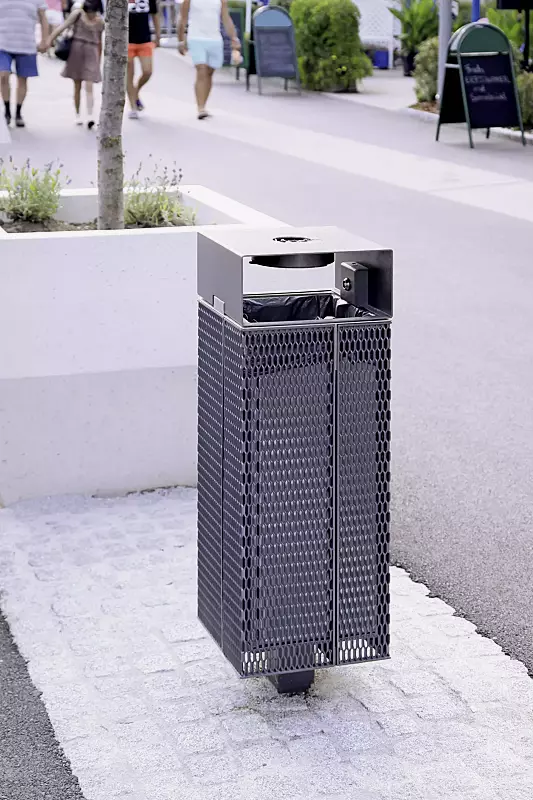 Abfallbehälter NANUK, quadratisch, mit Schutzdach und Ascher, Korpus: Streckmetall, in RAL 7016 anthrazitgrau und RAL 9007 graualuminium (zweifarbig auf Anfrage)