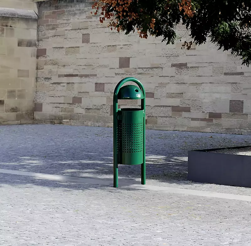 Abfallbehälter WOLVERTON mit Ascher, Lochoptik, zum Einbetonieren, in RAL 6005 moosgrün