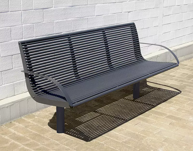 Sitzbank OLBIA mit Rückenlehne und Armlehnen, aus Edelstahl, zusätzlich pulverbeschichtet in DB 703 eisenglimmer