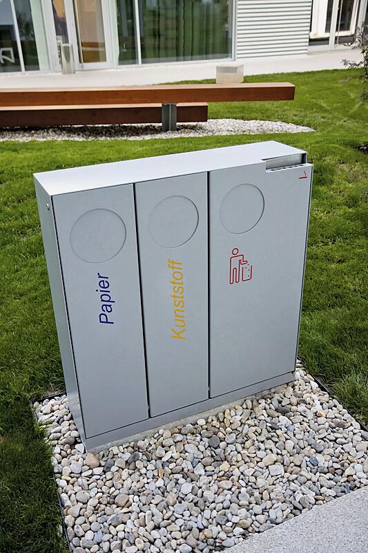 Abfallbehälter CRYSTAL TRIO mit 1 Ascher, 2 x 32 und 1 x 55 Liter, mit Einwurfklappe, in RAL 9006 weißaluminium, Siebdruck in RAL 5002 ultramarinblau, RAL 1028 melonengelb und RAL 3020 verkehrsrot