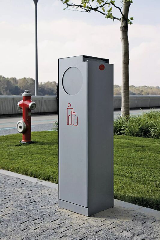 Abfallbehälter CRYSTAL mit Ascher, 32 Liter, mit Einwurfklappe, in RAL 9007 graualuminium, Siebdruck in RAL 3020 verkehrsrot