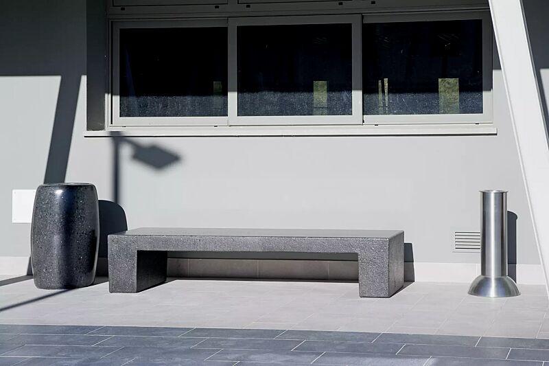 Sitzbank ERACLEA ohne Rückenlehne, aus rekonstituiertem Marmor, Sitzfläche geschliffen, in schwarz ebano