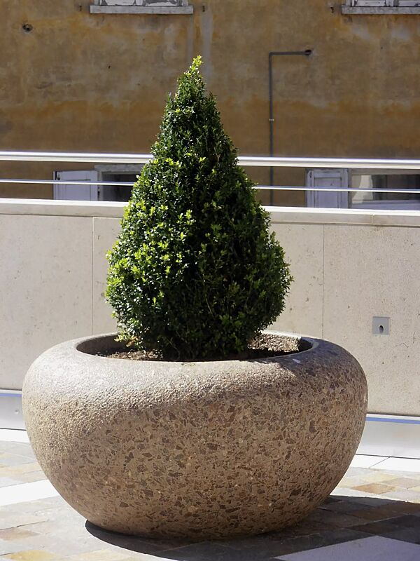 Pflanzbehälter VENERE aus rekonstituiertem Marmor gestockt, in porphyr