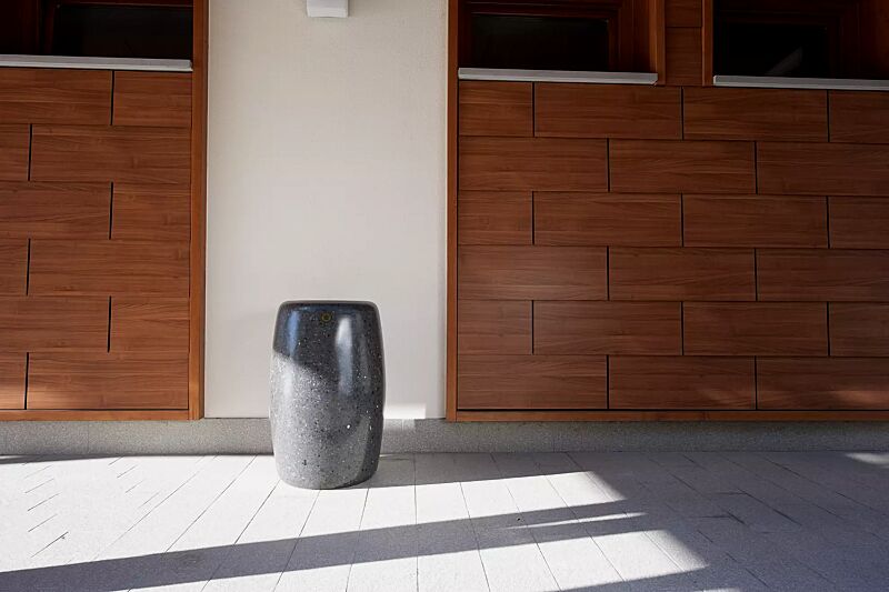 Abfallbehälter PEGASO aus rekonstituiertem Marmor geschliffen, in schwarz ebano, ohne Schutzdach