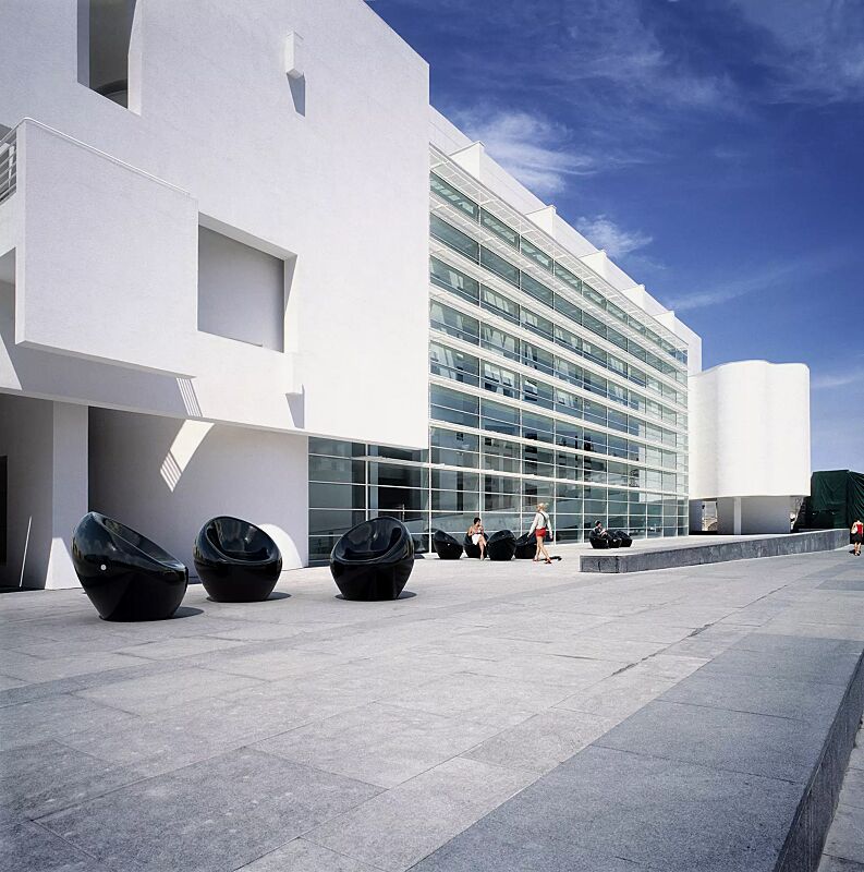 Sitze CUDDLY zum freien Aufstellen, aus Beton, in RAL 9005 tiefschwarz