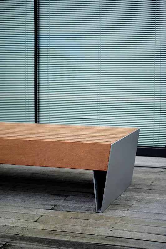 Sitzbank BLOCQ ohne Rückenlehne, Sitztiefe 780 mm, mit Jatobaholzbelattung, Stahlteile in RAL 9007 graualuminium