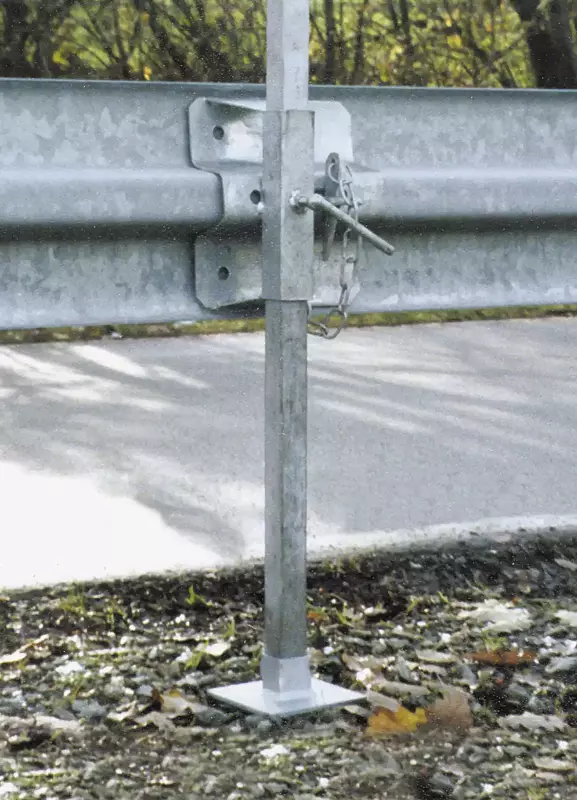 Stahlschutzplankenhalter mit Schilderausleger und Stützfuß (siehe Zubehör)