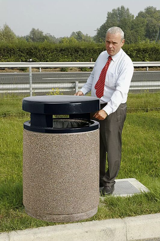 Abfallbehälter GARDA - C, Beton sand - 4/A, Schutzdach in RAL 9005 tiefschwarz