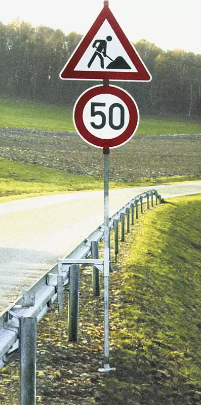 Stahlschutzplankenhalter mit Schilderausleger und Stützfuß (siehe Zubehör)