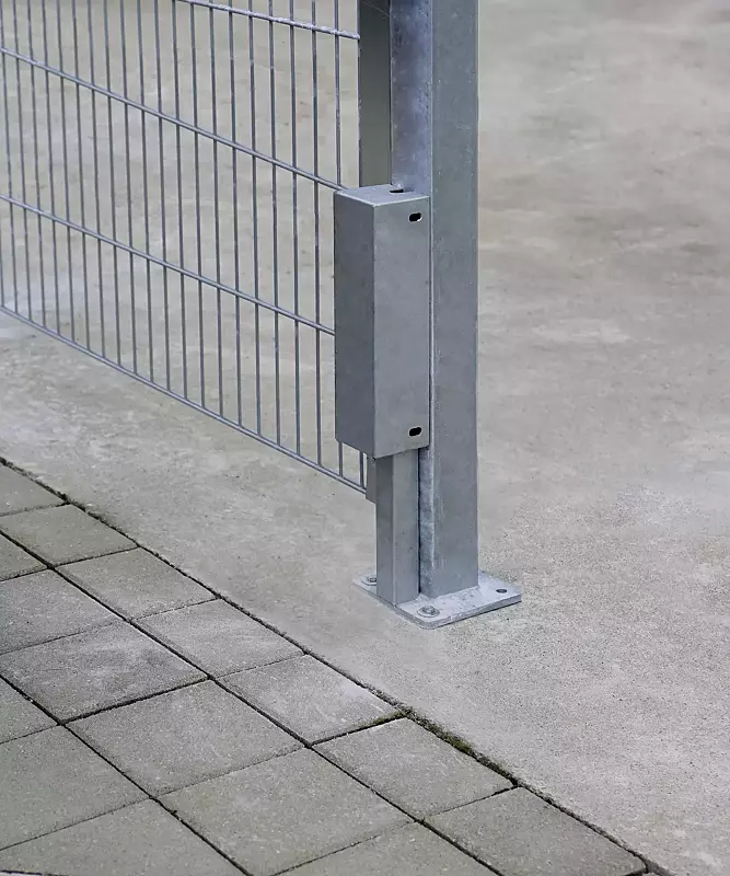 Detail: Anschlusskasten mit Blechummantelung, feuerverzinkt