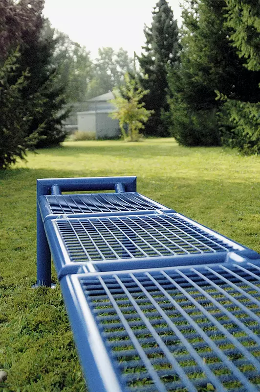 Detail: Sitzbank SEVERO ohne Rückenlehne in RAL 5017 verkehrsblau