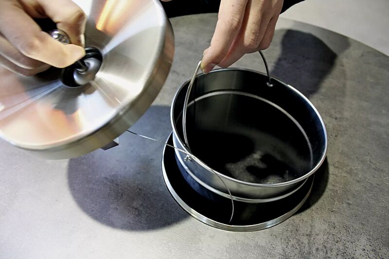 Detail: Deckel durch Sicherungsdraht diebstahlsicher