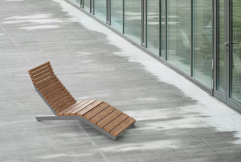 Liegebank RIVAGE zum Aufdübeln, mit Jatobaholzbelattung, Stahlteile in RAL 9007 graualuminium