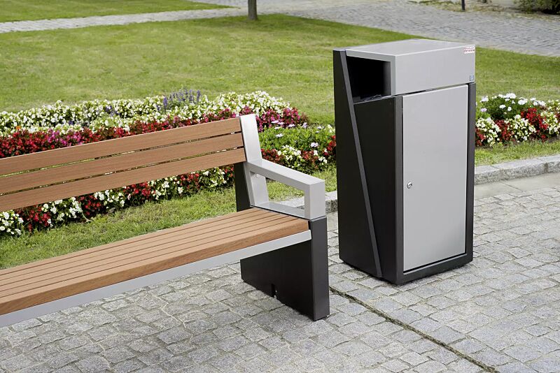 Abfallbehälter INTAL mit Ascher, Schutzdach und Tür in RAL 9007 graualuminium, Beton beschichtet in graphit, sowie Sitzbank INTAL