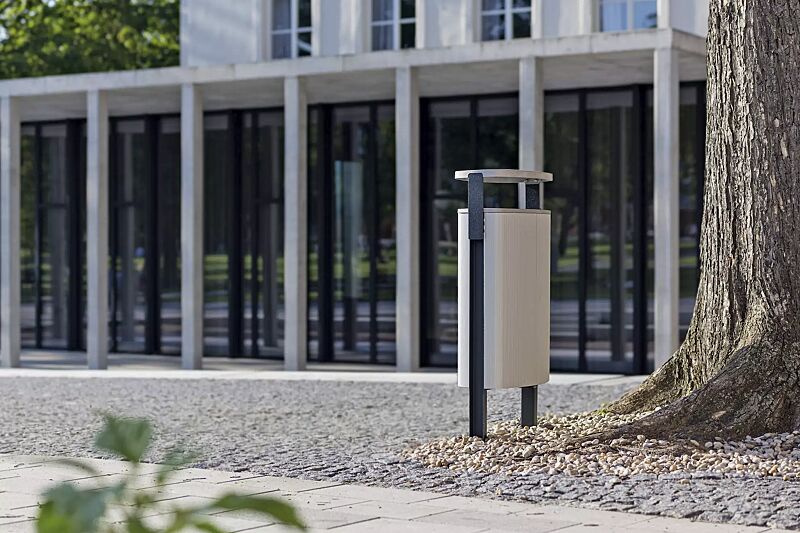 Abfalbehälter MINIUM mit Schutzdach, mit seitlichen Pfosten zum Aufdübeln bei -100 mm, Stahlteile in RAL 9005 tiefschwarz