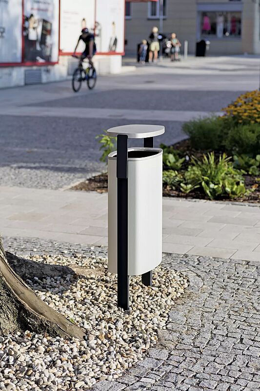 Abfalbehälter MINIUM mit Schutzdach, mit seitlichen Pfosten zum Aufdübeln, Stahlteile in RAL 9005 tiefschwarz