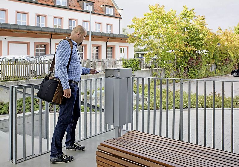 Abfallbehälter NANUK, quadratisch, mit Schutzdach, Korpus: Stahlblech, in RAL 9006 weißaluminium