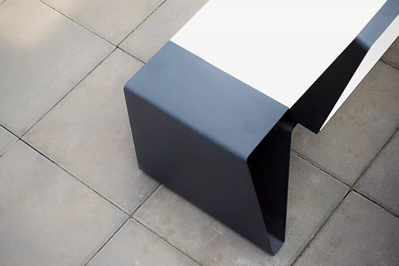 Detail: Sitzfläche, mit weißer HPL-Auflage