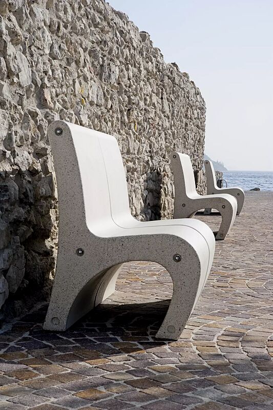 Sitz GEA aus Beton, in Granitoptik weiß