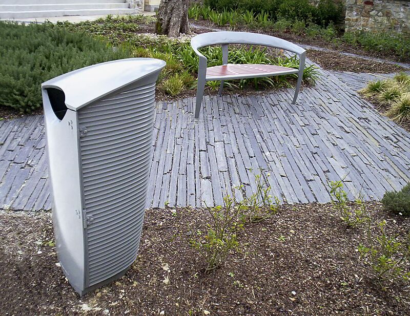 Kollektion NASTRA bestehend aus Abfallbehälter und Bank