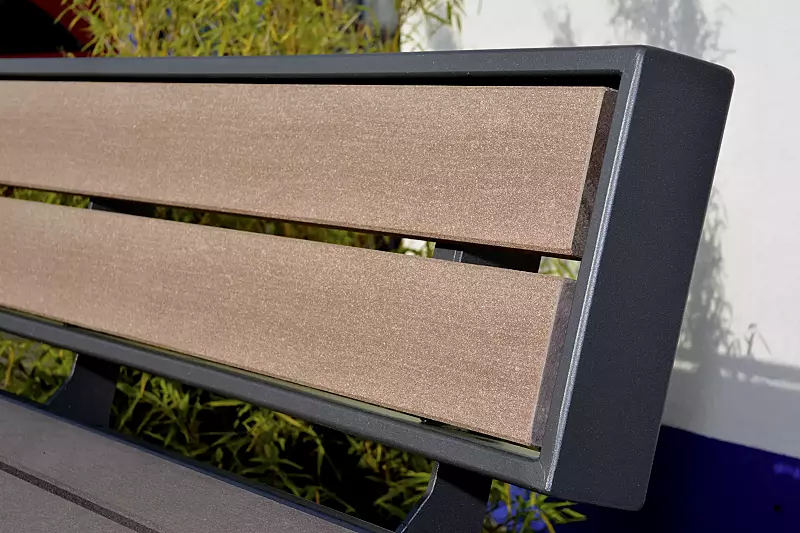 Detail: WPC-Holzbelattung