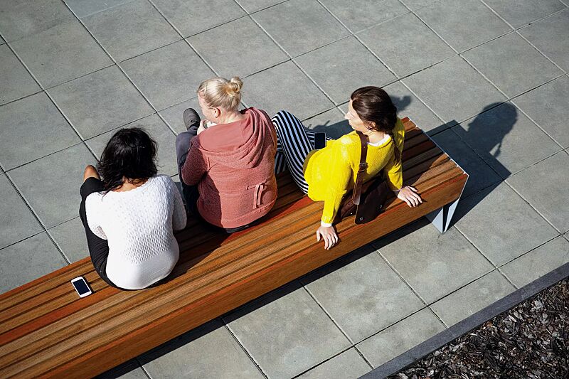 Sitzbank BLOCQ ohne Rückenlehne, mit Jatobaholzbelattung, Stahlteile in RAL 9007 graualuminium