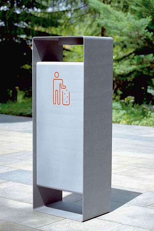 Abfallbehälter RADIUM in RAL 9007 graualuminium und RAL 9006 weißaluminium (zweifarbig auf Anfrage), Siebdruck in RAL 3020 verkehrsrot
