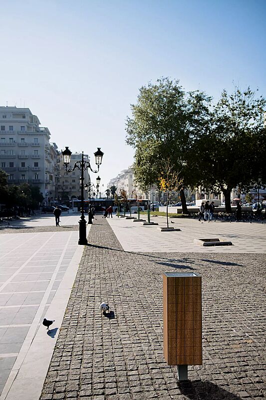 Abfallbehälter NANUK, quadratisch, Korpus: Jatobaholzbelattung, Stahlteile in RAL 9007 graualuminium