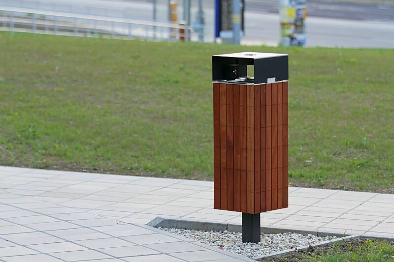 Abfallbehälter NANUK, quadratisch, mit Schutzdach und Ascher, Korpus: Jatobaholzbelattung, Stahlteile in RAL 7016 anthrazitgrau