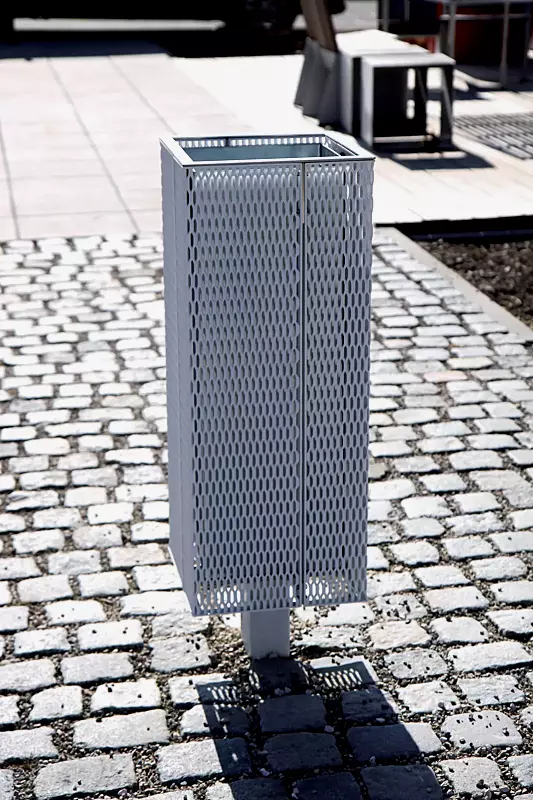 Abfallbehälter NANUK, quadratisch, Korpus: Streckmetall, in RAL 9006 weißaluminium