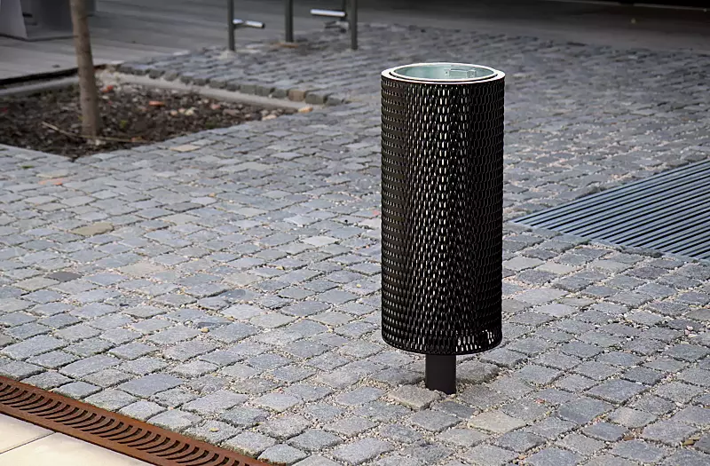 Abfallbehälter NANUK, rund, Korpus: Streckmetall, in RAL 9005 tiefschwarz