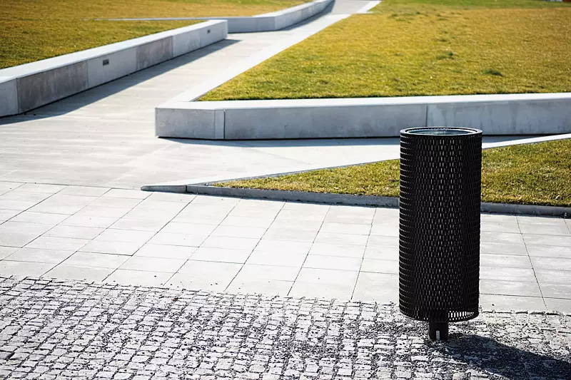 Abfallbehälter NANUK, rund, Korpus: Streckmetall, in RAL 9005 tiefschwarz