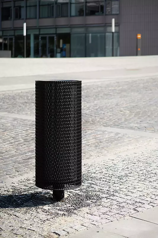 Abfallbehälter NANUK, rund, Korpus: Streckmetall, in RAL 9005 tiefschwarz