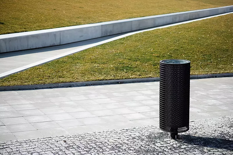 Abfallbehälter NANUK, rund, Korpus: Streckmetall, in RAL 9005 tiefschwarz