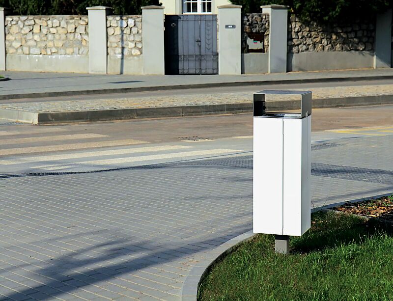 Abfallbehälter NANUK, quadratisch, mit Schutzdach, Korpus: Stahlblech, in RAL 9007 graualuminium und RAL 9010 reinweiß (zweifarbig auf Anfrage)