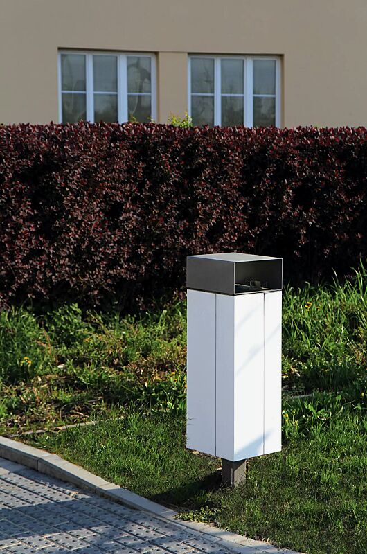 Abfallbehälter NANUK, quadratisch, mit Schutzdach, Korpus: Stahlblech, in RAL 9007 graualuminium und RAL 9010 reinweiß (zweifarbig auf Anfrage)